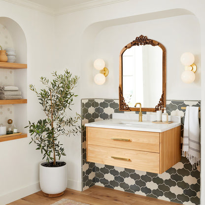 Miroir de sol sculpté en bois massif de forme arquée sur toute la longueur