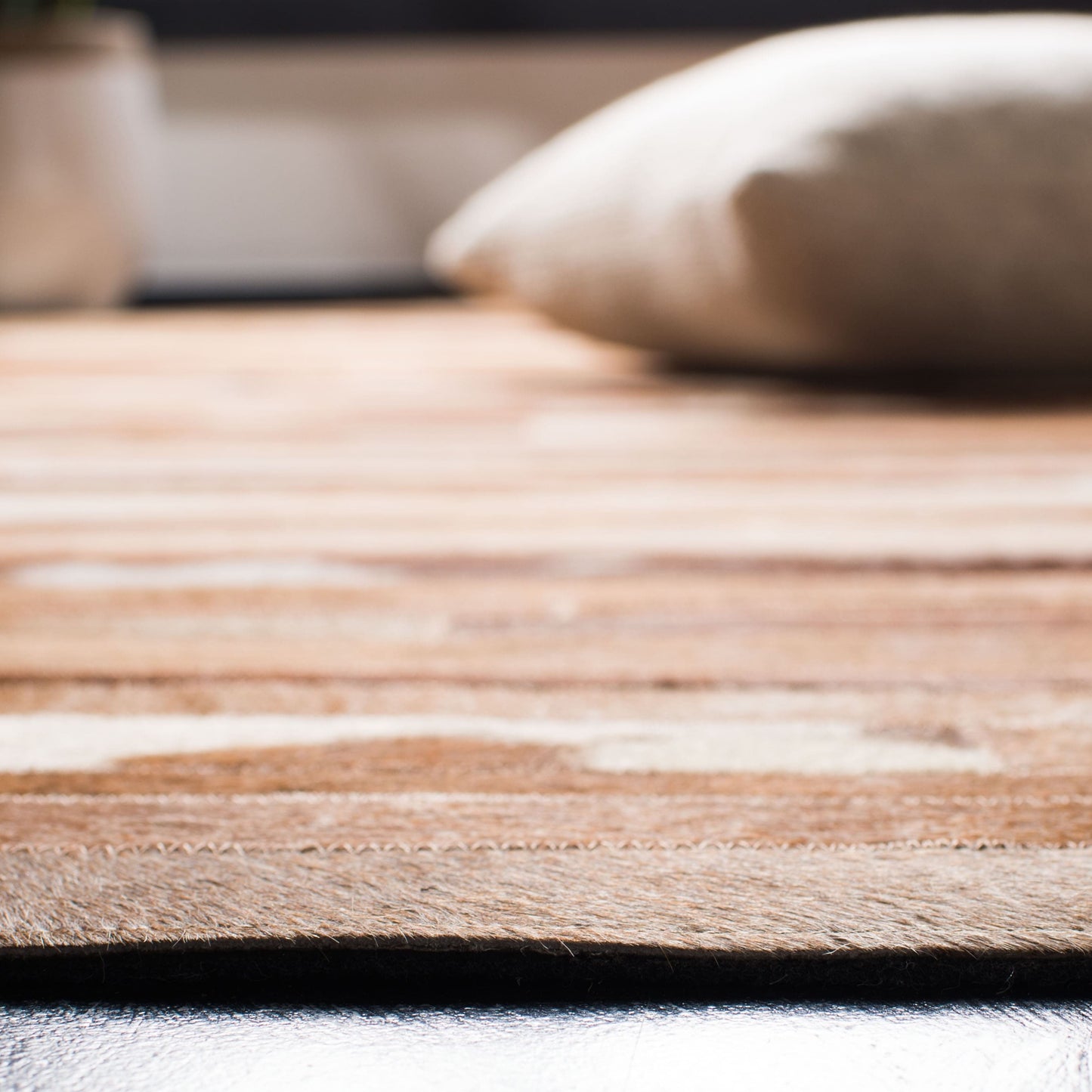 SAFAVIEH Handmade Studio Leather Tennille Modern Leather Rug