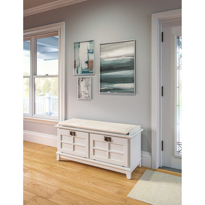 Le banc de rangement rembourré en vieille pierre de la grange grise